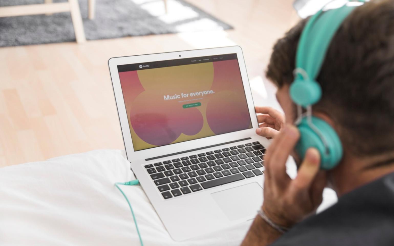 Personne organisant son espace de travail pour l'apprentissage à distance